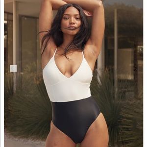 Summersalt The wave. The elegant suit that will never go out of style